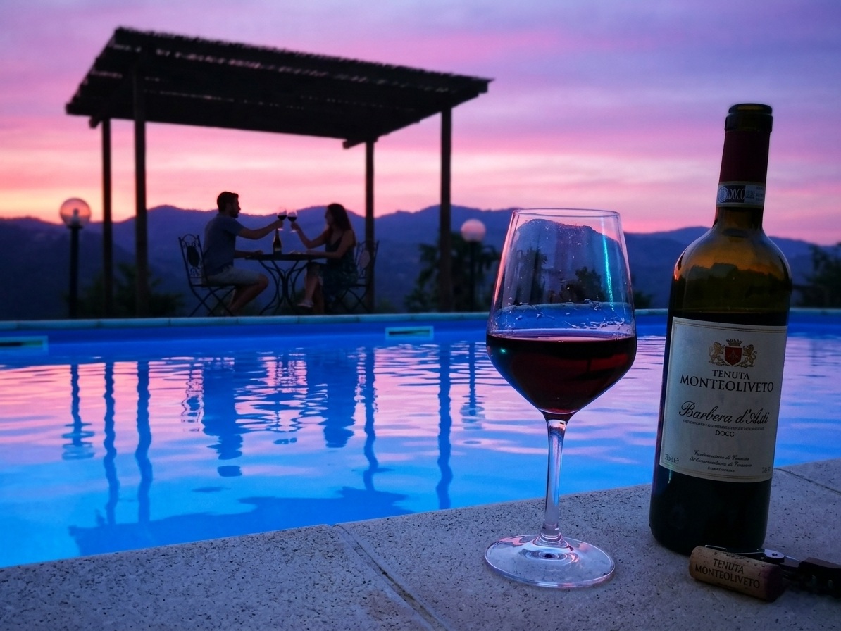 Panorama tra vigne e piscina in Alta Langa a Tenuta MonteOliveto